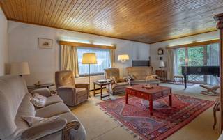 <p>Zeer ruime bungalow met 5 slaapkamers, grote tuin en dubbele garage te Zellik (Asse).</p><p>In een rustige, residentiële wijk bevindt zich deze ruime bungalowwoning met maar liefst vijf slaapkamers, een dubbele garage en tal van praktische bergruimtes. Dankzij de functionele indeling, de mooie leefruimte met groot terras en het ruime perceel van 12a 25ca biedt deze woning heel wat mogelijkheden voor wie op zoek is naar een ruime gezinswoning.</p><p>Bij het betreden van de woning kom je in een ruime inkomhal die toegang biedt enerzijds de nachthall met meerdere kamers, alsook een bureel vooraan en de leefruimte met aparte keuken.</p><p>De L-vormige leefruimte biedt voldoende plaats voor een zit- en eethoek en geniet van een mooi zicht op de tuin, met rechtstreekse toegang tot het terras. Aansluitend bevindt zich de aparte keuken.</p><p>Verder beschikt de woning over vijf slaapkamers met elk een washoek, een badkamer, een apart toilet en een afzonderlijke bureauruimte, vooraan bij de inkom.</p><p>Deze indeling is bijzonder geschikt voor grotere gezinnen en biedt ruimte voor een eigen werkplek, hobbykamer of andere functies.</p><p>De eigendom is gelegen op een perceel van 1.225 m², met een grote tuin en terras, waar het aangenaam vertoeven is, de woonst is rondom voorzien van leuke en speelse beplanting wat zorgt voor discretie en een veilige speelomgeving.</p><p>Ook op het vlak van bergruimte is er geen gebrek. De woning is volledig onderkelderd en beschikt over meerdere praktische bergruimtes en een dubbele garage. Daarnaast is er een ruime stockagezolder, bereikbaar via een uittrekbare trap, die nog extra opbergmogelijkheden biedt.</p><p>De ligging is een pluspunt. Winkels, scholen, openbaar vervoer en invalswegen bevinden zich in de nabijheid.</p><p>Hoewel renovatiewerken nodig zijn, biedt deze ruime bungalow heel wat potentieel om er een thuis naar eigen smaak van te maken</p><p>Wenst u deze eigendom te bezichtigen? Maak eenvoudig een afspraak via de website van Living Stone of via 02 466 05 75.</p>