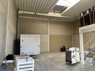 Cette nouvelle unité PME de 216 m², située le long de la Leuvensesteenweg à Kortenberg, est proposée à la location. Elle comprend un entrepôt de 180 m² et une mezzanine de 36 m².
Caractéristiques :
- Hauteur libre de 6 mètres
- Porte sectionnelle (4 m de large x 4,2 m de haut) + porte d'accès séparée
- Éclairage LED, sol en béton lissé et lanterneau avec évacuation de fumée et de chaleur
- Sanitaires présents
- Citerne d’eau de pluie de 3.000 litres par unité
- Contrôle d’accès par badge (Salto Homelok)
- Système d’alarme avec vidéosurveillance inclus
- 2 parkings extérieurs privés
Cette unité allie confort, sécurité et fonctionnalité – idéale pour les entrepreneurs à la recherche d’un espace de travail ou de stockage prêt à l’emploi.
Intéressé(e) ? N’hésitez pas à nous contacter pour une visite ou plus d’informations : 02.462.32.00