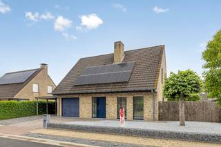 Kom kijken en ontdek het huis zelf! Rustig gelegen in een doodlopende straat in Izegem, biedt deze verzorgde en instapklare gezinswoning de perfecte combinatie van ruimte en energiezuinig wonen. Dankzij de kwalitatieve renovaties, de geïsoleerde zolder en de 12 zonnepanelen (2017) geniet u van een gunstig EPC-label C. De sfeervolle leefruimte met modern spanplafond, de regenwaterput van 10.000 liter en de volledig afgesloten tuin maken dit de ideale thuis voor gezinnen die op zoek zijn naar zorgeloos woonplezier op een top locatie.Indeling van de woning:Gelijkvloers:-inkomhal met gastentoilet-ruime en lichtrijke leefruimte-volledig uitgeruste keuken-garage met aansluiting voor wasmachine en inmaakkasten-droge kelderEerste verdieping:-2 ruime dubbele slaapkamers-1 zeer ruime slaapkamer met mogelijkheid tot het creëren van 2 afzonderlijke kamers-badkamer voorzien van ligbad, douche, toilet en dubbele lavabo-bergingTweede verdieping:-geïsoleerde zolder Buiten: -volledig afgesloten en onderhoudsvriendelijke tuin met tuinhuis-carport-aangelegde voortuinTroeven van de woning:-regenwaterput van 10.000 liter-talrijke kwalitatieve renovaties uitgevoerd-zonnepanelen (12 panelen)-centrale ligging in een doodlopende straat Dit huis zal u ongetwijfeld weten te overtuigen dankzij haar royale ruimtes, praktische indeling en verzorgde afwerkingsgraad. Een ideale gezinswoning waar u jarenlang zorgeloos kunt wonen. Contacteer ons snel en maak een afspraak! De eigendom wordt aangeboden via de Pre-sale formule. Op 04/07/2026 tussen 10:00 en 12:00 kan u de woning op afspraak komen bezichtigen en een bod uitbrengen. De vermelde prijs is een instelprijs. Voor meer info, gelieve contact op te nemen met de dossierverantwoordelijke.Bestuursmaatregelen in het maatregelenregister: nee