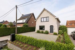 <p><strong>In het landelijke Weelde bevindt zich deze instapklare starterswoning op een zuidwest georiënteerd perceel van circa 620 m². Dankzij de gunstige ligging nabij de Nederlandse grens zijn onder meer Goirle en Tilburg vlot bereikbaar. De woning beschikt over drie ruime slaapkamers, een lichtrijke woonkamer, een uitgeruste keuken, een badkamer, een grote wasplaats, een apart toilet en een praktische kelder. Bovendien werden reeds verschillende belangrijke vernieuwingen uitgevoerd, waaronder de ramen, het dak en de vloer in de woonkamer. Gunstig EPC label C.</strong></p>
<p><strong>Gelijkvloerse verdieping<br /></strong>Via de inkomhal met vestiaire bereikt u de ruime en aangename woonkamer. Dankzij de grote ramen geniet deze leefruimte van veel natuurlijk daglicht. Aan de straatzijde is er voldoende plaats voor een comfortabele zithoek met zicht op de voortuin. De eetkamer bevindt zich aan de tuinzijde, vlak bij de keuken, waardoor beide ruimtes mooi op elkaar aansluiten. De keuken is voorzien van de nodige toestellen en biedt toegang tot de kelder, ideaal als extra bergruimte. Via de aansluitende hal bereikt u de badkamer, het aparte toilet en de ruime wasplaats. Van hieruit heeft u eveneens rechtstreeks toegang tot het terras en de tuin.</p>
<p><strong>Verdieping<br /></strong>De overloop geeft toegang tot drie ruime slaapkamers. Alle kamers werden voorzien van nieuwe laminaatvloeren en bieden voldoende ruimte voor een gezin, thuisbureau of hobbykamer. De zolder is makkelijk toegankelijk via een luik op de overloop.</p>
<p><strong>Buitenruimte<br /></strong>De volledig afgesloten tuin is verzorgd aangelegd en geniet dankzij de zuidwestelijke oriëntatie optimaal van de middag- en avondzon. Het overdekte terras vormt een heerlijke plek om in alle rust buiten te zitten en te genieten met familie en vrienden. <br />Verder beschikt de tuin over een mooi tuinpad, een keurig gazon en een kleine atelierruimte, ideaal als werkplaats, hobbyruimte of extra berging. Het perceel is bovendien langs de achterzijde toegankelijk. Dit is bijzonder praktisch voor fietsen, tuinmateriaal of andere spullen, terwijl bezoekers gemakkelijk aan de voorzijde van de woning kunnen parkeren. Een aangename en instapklare woning met drie slaapkamers, een zonnige tuin en een uitstekende ligging nabij de Nederlandse grens. Ideaal voor starters, jonge gezinnen of wie op zoek is naar comfortabel wonen in een groene en landelijke omgeving.</p>
<p></p>
