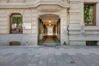 Aan de Leien vinden we dit statige, beschermde herenhuis met indrukwekkende gevel (+3,5 m) en karaktervolle ruimtes rond een centrale liftkern.<br /><br />Vooraan: twee aparte kantoorruimtes met ingemaakte kasten in donker hout. <br />Middenin: centrale berging en gescheiden sanitair dames/heren<br />Achteraan: links een apart kantoor/vergaderzaal met ingemaakte kasten, rechts kitchenette<br /><br />Mogelijkheid tot het huren van één autostaanplaats aan €125/maand. <br /><br />EPC: X<br /><br />Interesse? Neem vandaag nog contact op!