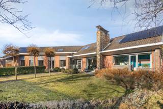 Située dans un environnement central et calme à la Tramstraat 7 à Begijnendijk, cette maison familiale exceptionnellement spacieuse et lumineuse...