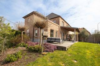 <p>Gelegen in een aangename residentiële wijk van Schepdaal, vlak bij de belangrijkste invalswegen, biedt deze prachtige villa uit 2009 royale volumes, hoogwaardige afwerking en uitstekende energieprestaties.</p>
<p>Gebouwd op een perceel van ±6,68 are met zuidgerichte tuin, is deze woning ideaal voor grote gezinnen of een vrij beroep. Modern comfort en performante uitrusting: vloerverwarming op gas, domotica, centraal stofzuigsysteem, 14 zonnepanelen en zonneboiler.</p>
<p>EPC A, 48 kWh/m²/jaar. Een uitzonderlijke eigendom die ruimte, comfort en energiezuinigheid perfect combineert. Absoluut te bezoeken!<br /><br /><span>Kelderverdieping: </span>Inkomhal ±12 m² - Garage ±22 m², momenteel ingericht als bureau - 4 grote kelders (±18 m² en 3 x ±13 m²) - 3 buitenstaanplaatsen</p>
<span>Gelijkvloers:</span><br />
<ul>
<li>Inkomhal ±8,5 m² met ingebouwde kasten - WC</li>
<li>Leefruimte ±67 m² met volledig uitgeruste keuken, airconditioning en TULIKIVI speksteenkachel (verwarming en kookfunctie)</li>
<li>Tegelvloer</li>
<li>Toegang tot terras en zuidgerichte tuin van ±2,7 are (tuinhuis)</li>
<li>Slaapkamer 1 ±12 m² met dressing ±8 m² en privatieve badkamer (bad, lavabo, douche, WC)</li>
</ul>
<span>1e verdieping:</span><br />
<ul>
<li>Overloop ±7 m², tegelvloer</li>
<li>Nachthal ±6 m², tegelvloer</li>
<li>Slaapkamer 2 ±16 m² met ingebouwde kasten, tegelvloer, airco</li>
<li>Slaapkamer 3 ±11 m², tegelvloer</li>
<li>Slaapkamer 4 ±16 m², tegelvloer, met privatieve douchekamer (douche, lavabo, WC)</li>
<li>Slaapkamer 5 ±14 m², tegelvloer, met privatieve douchekamer (douche, lavabo, WC)</li>
</ul>
<p><span>Zolder</span>: Slaapkamer 6 ±25 m², tegelvloer, airco + Technische ruimte met verwarmingsketel en boiler</p>