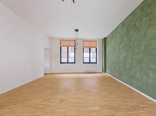 <p><span>BEZOEK? BEL 09/225.00.78.</span></p><p><span>Dit gelijkvloers appartement met een totale oppervlakte van 129 m² biedt een unieke combinatie van centrale ligging, comfort en rust. Gelegen op een serene locatie nabij de historische binnenstad geniet u hier van alle voordelen van stadswonen zonder de drukte van een typische centrumlocatie.</span></p><p><span>Het appartement bevindt zich volledig op het gelijkvloers en is dankzij de vlotte toegang en doordachte inrichting bijzonder geschikt voor wie belang hecht aan comfortabel en toegankelijk wonen. De woning beschikt over brede deuropeningen, waardoor ze volledig rolstoelvriendelijk is.</span></p><p><span>De indeling omvat twee ruime slaapkamers van respectievelijk 13 m² en 15,6 m², elk voorzien van een en-suite badkamer. Beide badkamers zijn ca. 4 m² groot, waarbij één badkamer uitgerust is met aangepaste voorzieningen voor een rolstoelgebruiker.</span></p><p><span>De keuken beschikt over voldoende kastruimte en is uitgerust met een koelkast, diepvries, fornuis, dampkap, oven en microgolfoven. Aansluitend bevindt zich een praktische berging van 5 m².</span></p><p><span>De lichtrijke woonkamer van 30 m² biedt voldoende ruimte voor een gezellige zit- en eetruimte.</span></p><p><span>Daarnaast kunnen bewoners gebruikmaken van de gemeenschappelijke binnentuin, een rustige plek om te ontspannen midden in de stad.</span></p><p><span>Een appartement met een eigen karakter, ideaal voor wie bewust kiest voor rust, comfort, toegankelijkheid en een uitzonderlijke ligging in Gent.</span></p>