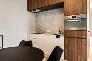 Welkom in dit tof 1-SLK appartement midden in het hart van Antwerpen! <br /><br />Dit appartement biedt niet alleen comfort en stijl, maar is ook gelegen in het bruisende Klapdorp waar alles binnen handbereik is. Qua locatie zit je hier heel goed: dichtbij een tramhalte en velo station om je gemakkelijk door de stad te verplaatsen maar ook allerlei winkels en hotspots op loopafstand. <br /><br />Zin om in het weekend gezellig te brunchen? Dan kan je zeker bij Mr. Pickle en Tinsel terecht! Zin in iets zoets? Bij Cannolo geniet je van Siciliaanse lekkernijen. Voor een lunch is Victor Boterhammen een echte aanrader en 's avonds kan je gezellig een terrasje doen bij Tango of een heerlijke pizza's bij Keste eten. En alsof dat nog niet genoeg is, liggen de Schelde en het trendy Eilandje op een steenworp afstand voor een ontspannen wandeling of een gezellige avond op het terras. Deze buurt biedt voor ieder wat wils en wordt gezien als een paradijs voor de foodies en levensgenieters!<br /><br />Wacht niet langer en maak van dit gezellige appartement jouw nieuwe thuis! Het appartement is onmiddellijk beschikbaar. Interesse? info@jamar.immo of 03 435 31 33<br /><br />Troeven:<br />- Ideale ligging<br />- Kosten water, gas en elektriciteit zijn apart<br />- Ideaal voor verhuring of zoon/dochter die in Antwerpen gaat studeren!<br /><br />Wg, Gvkr, Gvv, Gmo, geen overstromingsgevoelig gebied