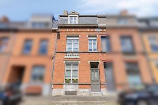 Op een gegeerde locatie, nabij het centrum van Mechelen, ligt dit mooie karaktervolle herenhuis.Hier gaan authenticiteit en wooncomfort hand in...