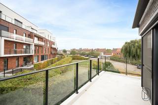 Joli appartement récent et économe en énergie avec 2 CHAMBRES et TERRASSE. Parking extérieur (7.000 €) et garage souterrain (15.000 €) à acheter...