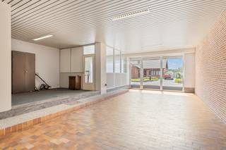 Bent u op zoek naar een uniek pand waar wonen en werken hand in hand gaan? Dit ruim huis met bijbehorend magazijn in Boom biedt tal van mogelijkheden voor zelfstandigen of wie nood heeft aan extra opslagruimte. Dit vastgoed is strategisch gelegen en biedt een uitstekende visibiliteit. <br /><br />Huisindeling:   <br />Gelijkvloers: .<br />- Ingang naar handelsruimte <br />- Bureauruimte 1<br />- Bureauruimte 2<br />- Sanitair<br />- Tuin<br /><br />- Magazijn: Grote open ruimte met hoge inrijpoort, ideaal voor stockage of atelier.<br /><br />Eerste verdiep: <br />- Gang<br />- Ruime woonkamer<br />- Ingerichte keuken en toegang tot het terras<br />- Badkamer met douchebad en toilet <br />- Slaapkamer 1<br />- Slaapkamer 2<br /><br />Tweede verdieping: <br />Ruime zolder met potentieel voor 2 extra kamers.  <br /><br />Verder is er ook een droge kelder aanwezig<br /><br />Troeven:<br />- Oprit voor meerdere wagens<br />- Combinatie van privé woonst en professionele ruimte.<br />- Stevige constructie met veel lichtinval.<br />- Centrale ligging in de regio Boom.  <br />- Er wordt een conforme elektrische keuring afgeleverd bij akte<br /><br />Het pand in de Kerkhofstraat is vlot bereikbaar via de A12 en E19, waardoor steden zoals Antwerpen en Brussel snel te bereiken zijn. Ook het openbaar vervoer en diverse winkels in het centrum van Boom liggen op wandelafstand.<br /><br />Bent u geïnteresseerd in dit vastgoed te koop in 2850 Boom? Aarzel dan niet om contact met ons op te nemen.<br />Wenst u uw eigendom ook te koop of te huur te stellen? Steeds tot uw dienst om u verder te helpen met al uw vragen over vastgoed!<br /><br />Bestuursmaatregelen in het maatregelenregister: nee