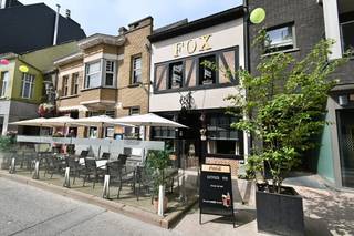Bent u op zoek naar een pand met karakter, commerciële mogelijkheden en een uitstekende ligging? Dan biedt deze handelswoning met woonst, gelegen in de Tolpoortstraat te Deinze, een unieke opportuniteit. Met zijn iconische en karaktervolle gevel behoort dit pand zonder twijfel tot één van de meest unieke en herkenbare gevels in het centrum van Deinze. Een echte blikvanger die charme, authenticiteit en commerciële uitstraling perfect weet te combineren.<br /><br />Dankzij de centrale ligging in één van de belangrijkste winkelstraten van Deinze geniet dit pand van een uitstekende commerciële visibiliteit en een constante passage van voetgangers en verkeer. Een ideale locatie voor wie een eigen zaak wil uitbouwen of op zoek is naar een interessante investering.<br /><br />Het gelijkvloers omvat een ruime handelsruimte (momenteel een gevestigde waarde in Deinze: "De Fox – Tea-Room & Eethuis") met tal van mogelijkheden voor diverse commerciële activiteiten. De bovenliggende woonst maakt het mogelijk om wonen en werken op één locatie te combineren of biedt extra potentieel als opbrengsteigendom. Hoewel het gebouw de nodige opfrissing- en renovatiewerken vraagt, vormt dit de ideale kans om het volledig naar eigen smaak en noden in te richten. De combinatie van de gunstige ligging, de aanwezige ruimte en het veelzijdige karakter maakt van dit pand een investering met heel wat potentieel.<br /><br /><strong>Extra troef:</strong> de huidige handelsactiviteit kan desgewenst worden overgenomen. Een eventuele overname van de handelszaak gebeurt volledig los van de verkoop van het gebouw en is uitsluitend bespreekbaar in rechtstreeks overleg met de huidige uitbaters. Wij geven u graag de nodige info en contactgegevens.<br /><strong>Gelieve de privacy en rust te respecteren van de uitbaters en hen niet te storen met vragen tijdens de openingsuren. <br /><br />Interesse? </strong>Neem dan vandaag nog contact met ons op voor meer informatie of een bezoek ter plaatse.<br /><br /><strong>Troeven</strong><br />- Handelswoning met woonst.<br />- Iconische en karaktervolle gevel, één van de meest unieke in hartje Deinze.<br />- Commerciële topligging in de Tolpoortstraat.<br />- Veel visibiliteit en passage.<br />- Combinatie van wonen en werken mogelijk.<br />- Tal van invullingsmogelijkheden.<br />- Interessante opportuniteit voor investeerders en zelfstandigen.<br />- Mogelijkheid tot overname van de bestaande handelsactiviteit (onder afzonderlijke afspraken met de huidige uitbaters).<br />- Gelegen in het bruisende centrum van Deinze, op wandelafstand van winkels, horeca, openbaar vervoer en alle dagelijkse voorzieningen.<br />