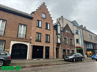 In het centrum van Geel gelegen bemeubelde studio.De studio bestaat uit woonkamer met slaapkamer (25m²; tafel, stoel, eenpersoonsbed, kledingkast,...