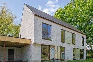 In de Vlasschaard in Heule (Kortrijk) realiseert Dumobil in het nieuwbouwproject Lijsternest deze moderne halfopen nieuwbouw (lot 13) met zadeldak. Deze woning is reeds deels opgebouwd en kan bezichtigd worden.<br /><br />Je komt via de inkomhal binnen in een open leefruimte met aansluitend een kwalitatief ingerichte keuken mét eiland. Er zijn 3 slaapkamers en een vaste trap richting een extra zolderkamer. De badkamer heeft een dubbele wastafel, douche én bad. De toiletten zijn apart. Duurzaam uitgerust met een geothermische warmtepomp, vloerverwarming, zonnepanelen en een ventilatiesysteem type D. Aan de carport is een aangebouwde berging voorzien waar je doorheen kan lopen tot in de tuin. Alle vloeren zijn afgewerkt en de woning biedt een energiezuinig systeem voor zowel verwarming als koeling. Tot slot geniet je van een volledig aangelegde en omheinde voor- en achtertuin, klaar om meteen van te genieten.<br /><br />De woning wordt door ons na aankoop nog verder instapklaar afgewerkt naar jouw wens. Hier geniet je van de Dumobil-kwaliteit.<br /><br />Deze all-inprijs excl. kosten omvat een volledig afgewerkte, instapklare woning met álle voorzieningen en omgevingswerken inbegrepen. De totale kostprijs inclusief wettelijke kosten waaronder registratierechten, btw, notariskosten en aansluitingskosten kan je eenvoudig bekijken op onze <u><strong>website</strong>:</u> <u><strong>dumobil.be/nl/woonprojecten/projecten/lijsternest-heule-kortrijk</strong></u> En/of contacteer onze bouwadviseur Sam Borrey voor meer info: <strong>0483/21.01.33</strong> | <strong>sam@dumobil.be</strong>