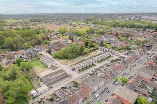 <p>Welkom bij project Watertorenstraat, een duurzaam nieuwbouwproject in het rustige Muizen, een deelgemeente van Mechelen. Dit project bestaat uit 23 hedendaagse woningen die comfort, energie-efficiëntie en een gezinsvriendelijke omgeving combineren, op slechts 3 kilometer van het levendige stadscentrum van Mechelen.</p>
<p>Elke woning is gebouwd met oog voor kwaliteit en duurzaamheid. Vloerverwarming, een warmtepomp en zonnepanelen zorgen voor een energiezuinige en toekomstgerichte woonoplossing.</p>
<p>De woningen zijn ontworpen met het oog op het moderne gezinsleven: ruime en lichtrijke leefruimtes, volledig uitgeruste keukens en privétuinen met een praktische achteruitgang. Elke woning beschikt over drie slaapkamers en een ruime badkamer. Afhankelijk van het woningtype beschikken sommige woningen aanvullend over een dressing en/of een oprit.</p>
<p>De locatie biedt het beste van twee werelden: een rustige woonomgeving met winkels en voorzieningen vlakbij, én een vlotte bereikbaarheid naar het centrum van Mechelen.</p>
<p>De ruwbouwwerken zijn reeds voltooid. Als koper heb je nog de mogelijkheid om de afwerking van je woning te kiezen volgens het voorziene lastenboek. Zo geef je jouw nieuwe thuis een persoonlijke toets.</p>
<p>Neem contact met ons op voor meer informatie of maak een afspraak met onze nieuwbouwspecialist via onze website. Wij begeleiden je graag in elke stap van jouw woontraject.</p>