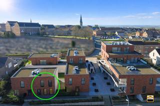 <p><span>Hoogafgewerkte woning met 3 slaapkamers en een mooie tuin van 44 m².</span></p><p><span> </span></p><p><span> </span></p><p><span>Pal in het centrum realiseert de promotor Helico nv een hoogkwalitatief woonproject. </span></p><p><span>Deze locatie werd geselecteerd gezien de centrale ligging. Al hetgeen een mens nodig </span></p><p><span>heeft doet zich op wandelafstand voor. Denken we maar aan winkels, openbaar vervoer,</span></p><p><span>restaurants, cafeetjes, recreatieve mogelijkheden, etc...</span></p><p><span>Het gebouw omvat 19 appartementen verdeeld over 3 bouwlagen op een kelderniveau.</span></p><p><span>De appartementen zijn verdeeld over meerdere gebouwen hetgeen resulteert in een aangenaam</span></p><p><span>ruimtelijk gevoel met veel lichtinval. In het kelder-niveau voorzien we ondergrondse autostaanplaatsen,</span></p><p><span>kelderbergingen, een vuilnisberging en een fietsberging. De kelderbergingen zijn ruim bemeten.</span></p><p><span>Het kelderniveau is bereikbaar via een lift.  </span></p><p><span>Er is een gemeenschappelijke fitness ruimte aanwezig.</span></p><p><span> </span></p><p><span>Deze woning beschikt over drie slaapkamers waarbij de woonvertrekken zich verspreid over 2 niveaus voordoen.</span></p><p><span> De leefruimte en keuken staan met elkaar in verbinding waarbij de keuken is uitgerust met een kookeiland. </span></p><p><span>Vanuit de leefruimte heb je rechtstreeks toegang tot het ruime terras met aansluitend het stadstuintje. </span></p><p><span>Het terras en de tuin hebben een zuidelijke oriëntatie. De leefruimte is ruim bemeten en geniet van veel lichtinval.</span></p><p><span> </span></p><p><span>Ondergrondse kelderberging en parkeerplaatsen zijn beschikbaar.</span></p><p><span> </span></p><p><span>Graag nodigen we U uit voor een bezoek ter plaatse.</span></p><p><span> </span></p>