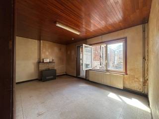 VOLLEDIG TE RENOVEREN EENGEZINSWONING MET TUIN EN MOGELIJK 4 SLAAPKAMERS. Zeer statige burgerwoning aan de stadsrand in een rustige straat...