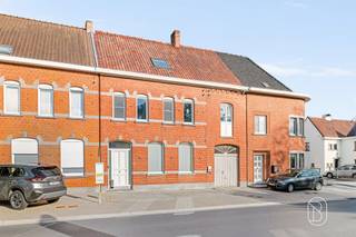Instapklare gezinswoning met 3 slaapkamers, garage en aangename tuin!Op zoek naar een instapklare woning met voldoende ruimte voor het hele gezin? Ontdek deze aangename gezinswoning, centraal gelegen in Sint-Eloois-Winkel, met winkels, scholen en andere voorzieningen in de nabije omgeving.Bij het binnenkomen bereik je via de inkomhal de ruime en lichtrijke leefruimte, die rechtstreeks toegang biedt tot het terras en de tuin. Verder beschikt het gelijkvloers over een eetkamer, een volledig geïnstalleerde keuken, apart toilet en praktische berging.Op de eerste verdieping bevinden zich de overloop, drie ruime slaapkamers, dressing en 2 badkamers (waarvan 1 volledig vernieuwd). Daarnaast beschikt de woning over een ruime zolder die nog heel wat extra mogelijkheden biedt.Buiten geniet je van een aangename tuin met terras, terwijl de garage zorgt voor bijkomend praktisch comfort en bergruimte.Troeven: warmtepomp, dubbele beglazing (2023), praktische garage en aangename tuin, geïsoleerd dak.Een ideale gezinswoning voor wie op zoek is naar ruimte, comfort en een centrale ligging in Sint-Eloois-Winkel!