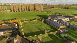 Bent u op zoek naar een bouwgrond mét loods? Op dit prachtig gelegen perceel van 1.115 m² vindt u niet alleen de ideale plek om uw droomwoning te realiseren, maar ook een praktische loods van 130 m² en een aparte garagebox. Perfect voor wie bouwplannen heeft en meteen extra opslagruimte kan gebruiken.<br /><br />Het perceel ligt in het charmante en rustige Steenkerke, vlak bij Veurne, waar u kunt genieten van een groene omgeving en volledige rust. Tegelijk profiteert u van alle voorzieningen in de buurt en een vlotte bereikbaarheid dankzij de nabijheid van de E40, waardoor de kust, Brugge en andere steden makkelijk te bereiken zijn.<br /><br />De bouwgrond is mooi rechthoekig van vorm en biedt tal van mogelijkheden voor het bouwen van een ruime, lichtrijke woning met tuin.<br /><br />Troeven:<br />- Rustige en groene ligging<br />- Nabij Veurne<br />- Snelle toegang tot de E40<br />- Loods van 130 m² en aparte garagebox, ideaal voor opslag of hobbyruimte