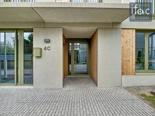 Fantastisch gelegen nieuwbouwappartement met 1 slaapkamer en autostaanplaats te huur in het centrum van Tervuren. Het appartement is afgewerkt...
