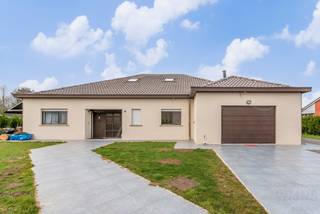 Laat u verrassen door deze zeer mooi gerenoveerde en ruime villa op een prachtig perceel van 43 are!<br />U betreedt deze woning via een ruime gezellige inkomhal. Deze inkom geeft u enerzijds toegang tot een zeer grote open leefruimte met prachtig verzicht op achterliggend tuin, aparte keuken en anderzijds geeft het u toegang tot het gastentoilet, slaapkamers, badkamer en een ruime berging.<br /><br />In deze woning bevindt zich het volledig leefgedeelte en slaapgedeelte op het gelijkvloers waarbij u volledig gelijkvloers kan wonen. De leefruimtes en slaapkamers zijn steeds gericht op het achterliggende tuingedeelte waarbij grote raampartijen zorgen voor natuurlijke lichtinval.<br /><br />Op het gelijkvloers bevinden zich 2 ruime slaapkamers, alsook 2 badkamers, waarvan 1 met inloopdouche, dubbele lavabo en toilet. en de 2e badkamer met ligbad en lavabo. Verder bevindt zich hier nog een hobbyruimte, een bureau, alsook een ruime berging .<br /><br />Op de1ste verdieping vinden we nog 2 ruime slaapkamers, alsook een 3e badkamer met douche, lavabo en toilet.<br /><br />Ook het bijgebouw is verrassend groot en kan dienen als extra leefruimte. Alle nodige leefruimtes zijn hier eveneens aanwezig, waaronder keuken , badkamer, toilet en sauna.<br /><br />Er is tevens een mooi overdekt terras.<br /><br /><br />ALGEMEEN<br />- PRACHTIG PERCEEL (43 are)<br />- RUIME LEEFRUIMTES MET VEEL LICHTINVAL<br />- DAK & SPOUWISOLATIES<br />- EXTRA AIRCO-COMFORT<br />- ZONNEPANELEN <br /><br />Bekijk nu al de foto’s en interactieve grondplannen via onze website www.Wijns.be.<br /><br />Voor een bezoek of meer informatie bel 0475/33 55 66 of mail wim@wijns.be