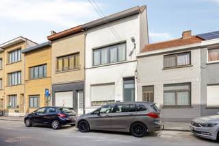<p><strong>Instapklare woning met 4 slaapkamers met stadskoer.</strong><br /><br /><b>Indeling:</b> <br />Aan de linkerkant van de inkomhal heeft u directe toegang tot de <strong>ruime leefruimte</strong>. Loopt u verder, dan komt u terecht in een gezellig zithoek die perfect kan dienen als eetkamer naast de moderne keuken. Van hier uit heeft u rechtstreeks toegang tot de zeer ruime en volledig uitgeruste keuken. <br />Helemaal achteraan de woning bevindt zich de eerste badkamer. Vervolgens, gaat men via de hal door de wasberging naar de gezellige <strong>stadskoer.</strong><br />Op de <em>eerste verdieping</em> bevinden zich <strong>twee ruime slaapkamers</strong>. Daarnaast vindt u hier een <strong>douchekamer </strong>die nog naar eigen smaak gemoderniseerd kan worden. <br />Op de <em>2de en bovenste verdieping</em> zijn de resterende <strong>twee slaapkamers</strong> terug te vinden.</p>
<p><strong>Bijzonderheden:</strong><br />EPC label <strong>D;<br /></strong>Ideaal voor een groot gezin;<br /><strong>4 volwaardige slaapkamers.</strong><br /><br /><strong>Ligging:</strong><br /><span>Gelegen dichtbij het <strong>Kielpark en de Hobokense Polder.</strong> Op wandelafstand van supermarkten, horeca, scholen, kleinhandel, openbaar vervoer, vélo's en op slechts een paar minuten van verbindingswegen en Antwerpen centrum.</span></p>