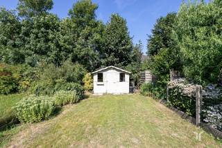Deze rustig gelegen woning bevindt zich net buiten de stadskern en op wandelafstand van scholen, winkels en openbaar vervoer. Dankzij de gunstige ligging geniet u van een rustige woonomgeving met alle voorzieningen binnen handbereik. De woning is als volgt ingedeeld: Gelijkvloers: een inkomhal, een lichtrijke woonkamer, een functionele keuken en een inpandige garage. Eerste verdieping: een nachthal, 4 slaapkamers met ingemaakte kasten, grootste slaapkamer is voorzien van een dressing badkamer uitgerust met een inloopdouche.Verder beschikt de woning over een oprit voor 2 wagens en een garage, zodat er voldoende parkeergelegenheid is.Achteraan kunt u heerlijk ontspannen in de zonnige, zuidgerichte tuin met aangenaam terras – de ideale plek om in alle rust van het buitenleven te genieten.Woning wordt verwarmd met warmtepomp en is voorzien van een ventilatiesysteem. Voor meer info of een bezoek: 0494 03 02 86.