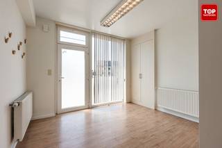 <p>Deze instapklare gezinswoning biedt een mooie combinatie van comfort, licht en een gunstige ligging. <br /><br />De woning werd in 2015 gerenoveerd en is zorgvuldig onderhouden, waardoor u zonder zorgen uw intrek kunt nemen.</p>
<p>De leefruimte geniet van een aangename lichtinval dankzij de grote raampartijen en sluit aan op de praktische keuken. <br /><br />Achteraan bevindt zich de volledig zuidgerichte tuin, waar u de hele dag van de zon kunt genieten. <br /><br />Als extra troef kijkt de tuin uit op de achterliggende velden, wat zorgt voor een open en groen uitzicht.</p>
<p>Op de verdieping bevinden zich drie volwaardige slaapkamers en een verzorgde badkamer, uitgerust met zowel een ligbad als een aparte douche. <br /><br />Met een gunstig EPC-label B bent u bovendien verzekerd van een energiezuinige woning met een aangenaam wooncomfort.</p>
<p>De woning is gunstig gelegen, op korte afstand van scholen, winkels en andere dagelijkse voorzieningen. <br /><br />Ook de belangrijkste invalswegen zijn vlot bereikbaar, wat zorgt voor een uitstekende verbinding.</p>
<p>Kortom, een energiezuinige en instapklare woning met drie slaapkamers, een zonnige zuidgerichte tuin met open uitzicht op de velden.<br /><br />Bel Top Vastgoed voor een bezoek op 0475 700 700</p>