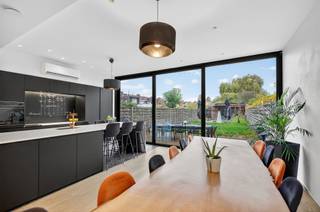 <p>Welkom in deze uitzonderlijke ruime woning met villa uitstraling, gelegen aan een charmant pleintje.<br />Deze woning valt op door haar zeer hoogwaardige afwerking, 4 tot 5 slaapkamers, 2 volledig nieuw geïnstalleerde badkamers en een indrukwekkende bewoonbare oppervlakte van 272 m². Als kers op de taart is er bovendien een volwaardig poolhouse, ideaal als thuiskantoor, praktijkruimte of extra studio met eigen slaapkamer en badkamer.<br />De hyper geïnstalleerde keuken is uitgerust met premium toestellen en uitgevoerd in een strak, heerlijk klassevol design. Grote raampartijen zorgen voor een overvloed aan natuurlijk licht en creëren een heerlijk open gevoel met zicht op en directe verbinding met de tuin.<br />De woning beschikt over verschillende polyvalente kamers die eenvoudig aangepast kunnen worden aan jouw noden: extra slaapkamers, een atelier, kantoorruimte, hobbyruimte of privésuite?<br />Materialen zoals marmeren vloeren, houten afwerkingen en moderne LED-verlichting benadrukken de klasse en tijdloze elegantie van deze knappe woning.<br />Buiten geniet je van een zonnige, onderhouden tuin met veel privacy en de poolhouse biedt extra leefruimte én flexibiliteit voor wie wonen en werken wil combineren.<br />Gelegen in een bijzonder rustige en aangename buurt in Wilrijk, met een perfecte balans tussen wonen in het groen en vlotte bereikbaarheid richting Antwerpen.<br />Een unieke kans voor wie op zoek is naar een moderne woning met veel ruimte: Contacteer ons nu voor één van onze eerste bezoekmomenten.</p>