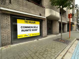 Centraal gelegen handelsruimte in hartje Geel!<br /><br />Deze winkelruimte van 117 m² is gelegen op 100m van de Geelse markt. In de nabije omgeving zijn andere handelaars, scholen, horeca en publieke parking aanwezig.<br /><br />Dit pand is geschikt voor het uitbaten van een winkel, maar kan ook gebruikt worden voor andere doeleinden. <br /><br />Achteraan het gebouw is er tevens voldoende gemeenschappelijke parking. <br /><br />Dit pand beschikt zowel over een hoofdingang aan de voorzijde maar ook een zijdeur die bereikbaar is via de doorrit. <br /><br />Door de grote etalage en ramen komt er voldoende lichtinval binnen waardoor het aangenaam shoppen is.<br /><br />Dit pand is onmiddellijk beschikbaar.<br /><br />Troeven:<br />- nieuwe cv ketel<br />- Centrum Geel<br /><br />Heeft u interesse in een bezichtiging? Contacteer ons via mail of via het nummer 014 58 02 08.