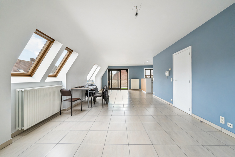 Roeselare : Ruim en lichtrijk hoekappartement gelegen op de tweede verdieping in een aangenaam woonerf met 1 slpks 83 m². - foto 4