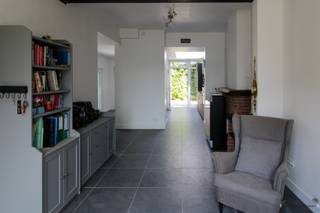 Instapklaar vernieuwde woning, centraal gelegen We komen binnen via de inkomhal met apart toilet, woonkamer voorzien van pelletkachel, volledig...