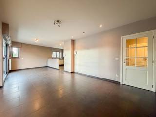 Dit <strong>RUIM, INSTAPKLAAR</strong> 3-slaapkamer appartement is gelegen in een <strong>KLEINSCHALIG APPARTEMENTSGEBOUW</strong> in het <strong>CENTRUM </strong>van Brakel. Het appartement kent een <strong>GUNSTIGE LOCATIE</strong> en een <strong>GOEDE BEREIKBAARHEID </strong>met openbaar vervoer, winkels, scholen.... Het appartement werd afgewerkt met <strong>KWALITATIEVE MATERIALEN</strong> en dit in combinatie met zijn <strong>ENERGIEZUINIGHEID</strong> zorgt dit appartement voor het <strong>NODIGE COMFORT!</strong><br /><br />Een kleine rondleiding: Inkomhal, gastentoilet, ruime lichtrijke leefruimte met open ingerichte keuken, praktische berging, <strong>3 VOLWAARDIGE SLAAPKAMERS</strong>, ingerichte badkamer en 2 terrassen. Er is een <strong>RUIME KELDERBERGING</strong> inbegrepen in de huurprijs.<br /><br /><strong>Adres: </strong>Wielendaalstraat 12 bus 201, 9660 Brakel<br />Beschikbaar vanaf 1 oktober 2026<br />Huurprijs: € 850 /mnd + € 60 syndic/mnd<br />EPC: 128 kWh/m² - UC: 151256