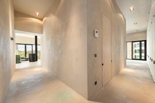 5DE VERDIEPINGInkomhal van 15 m² met vestiairekast en gastentoilet die een stijlvolle en praktische ontvangst biedt.Indrukwekkende woonkamer van 74...