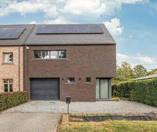 <p><span><strong>INDELING</strong><br />Via de inkomhal met gastentoilet en vestiaire betreedt u de lichtrijke leefruimte, die afgewerkt is met stijlvolle maatwerkkasten en een ingemaakte barkast. De open keuken beschikt over een duurzaam composieten werkblad en sluit naadloos aan op de eet- en zithoek. De op maat gemaakte kasten werden afgewerkt met stijlvolle indirecte verlichting.<br />Verder vindt u op het gelijkvloers een praktische berging/wasplaats en een ruime inpandige garage.</span></p>
<p><span>Op de eerste verdieping bevindt zich een ruime overloop die perfect ingericht is als bureau met veel maatkasten. Daarnaast zijn er drie volwaardige slaapkamers voorzien van airco's, een comfortabele badkamer uitgerust met een ligbad, douche en wastafel, en een apart toilet.</span></p>
<p><span>De zolderverdieping biedt nog heel wat extra mogelijkheden. Hier vindt u een technische ruimte/berging en een bijzonder ruime kamer die eenvoudig kan worden opgesplitst in twee afzonderlijke slaapkamers. Ideaal voor grote gezinnen, een hobbyruimte of een thuiskantoor.</span></p>
<p><span>De volledig aangelegde en omheinde tuin biedt alle privacy en beschikt over een praktisch tuinhuis, perfect voor extra opslag of tuinmateriaal.<br /><br /><strong>BIJZONDERHEDEN</strong><br />Deze woning wordt verwarmd met aardgas en beschikt op het gelijkvloers over vloerverwarming en op de verdieping over airco's. <br />Tevens is er een alarmsysteem voorzien.<br /><span>De vermelde “bewoonbare oppervlakte” is gebaseerd op de “bruikbare vloeroppervlakte” zoals vermeld in het EPC.</span><br /><br /><strong>POSITIEVE ASPECTEN<br /></strong>Doodlopende straat<br />Energiezuinig A-label<br />Maatwerk kasten<br />Zonnepanelen <br />4 slaapkamers met mogelijkheid tot uitbreiding<br />Instapklare moderne woning</span></p>