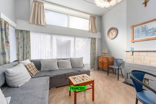 Bent u op zoek naar een ideaal gelegen appartement aan zee? Dit charmante gelijkvloers appartement bevindt zich in een kleinschalige residentie in een rustige straat, op wandelafstand van zowel het strand als het station. De perfecte combinatie van rust en bereikbaarheid!<br /><br />Het appartement beschikt over mooie, ruime kamers en een lichtrijke leefruimte met aanpalende keuken. Verder omvat het appartement twee volwaardige slaapkamers, een praktische badkamer en een gastentoilet. <br /><br />Dankzij de aangename volumes en de doordachte indeling biedt dit appartement heel wat potentieel. Mits een renovatie kan u deze eigendom omtoveren volledig naar eigen smaak en stijl. Het appartement wordt verwarmd via decentrale verwarming op aardgas.<br /><br />De centrale ligging zorgt ervoor dat u winkels, openbaar vervoer en de zeedijk in slechts enkele minuten te voet bereikt. Ideaal als vaste woonst, tweede verblijf of interessante investering aan de kust.<br /><br />Interesse? Contacteer ons vandaag nog voor meer informatie of een bezoek ter plaatse!<br /><br />