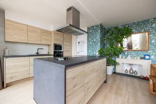 Welkom in Plezantstraat 49 (5e verdieping), een ruim en instapklaar appartement van maar liefst 135 m², ideaal voor wie comfortabel en centraal...