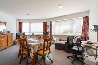 Gelegen aan de levendige Grote Markt van Zelzate met op maandag de wekelijkse markt, bieden wij u dit goed onderhouden en lichtrijke appartement...