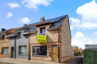 Instapklaar wonen in alle comfort én energiezuinigheid? Deze charmante halfopen bebouwing, volledig gerenoveerd in 2023, heeft alles in huis om...