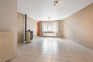 Welkom in deze verrassend ruime en praktische duplex, ideaal voor wie comfortabel wil wonen op een centrale locatie met alle voorzieningen binnen handbereik. 

Bij het binnenkomen betreden we de ruime living die is uitgerust met een palletkachel. 
Aansluitend vind je de keuken, met voldoende werkruimte en een directe doorgang naar een handige berging, perfect ingericht voor wasmachine/droogkast en extra voorraad. 

Via de keuken heb je toegang tot het prachtige overdekte (veranda) terras waar je heel het jaar kan vertoeven. 
Op de verdieping zijn er drie slaapkamers waarvan 2 met inbouwkasten – ideaal om ruimte te besparen en toch alles netjes op te bergen. 

De badkamer is enkele jaren geleden gerenoveerde en is uitgerust met een wastafel en een ligbad/douche. 
Twee aparte toiletten zorgen voor extra comfort, zowel op het gelijkvloers als boven. 

Als kers op de taart is er nog een ruime bergzolder, ideaal voor seizoensspullen of extra opbergruimte. 

Bijzonderheden: * Centrale, rustige ligging dichtbij winkels, scholen en openbaar vervoer 
* praktische berging en aparte toiletten 
* overdekt terras + open terras 
* ruime zolder 
* elektrische Rolluiken 
* instapklaar.  

 Voor meer informatie kan je terecht op het kantoor. 014/82.15.15.