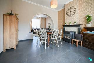 Gerenoveerde halfopen eengezinswoning met <strong>drie slaapkamers en twee badkamers</strong> gelegen op een perceel van 360 m² met extra opslagruimte (ca. 60 m² via eigen opmeting) achteraan het perceel. De bewoonbare oppervlakte bedraagt 144 m² (volgens EPC-attest). Uitstekende bereikbaarheid dankzij de onmiddellijke nabijheid van de Rijksweg (N36) alsook het op- en afrittencomplex E403 (Roeselare-Rumbeke). Volgende indeling: Inkomhal, ruime en lichtrijke leefruimte met zicht op de tuin, volledig geïnstalleerde keuken (gasfornuis, vaatmasmachine, dampkap, koelkast, dubbele spoelbak, oven en microgolf), badkamer (inloopdouche, toilet en wastafel) en extra bergruimte/wasplaats, met toegang tot de tuin. De eerste verdieping bestaat uit de nachthal, badkamer (ligbad, badkamermeubel en tweede toilet) en twee slaapkamers. De zolder is te bereiken via een vaste trap in de nachthal en doet momenteel dienst als derde slaapkamer. Aangename verharde tuin (W), oprit, terras, tuinberging en garagebox. Achteraan het perceel bevindt zich een opslagruimte van ca. 60m², die nog extra afwerking vereist. EPC F - Renovatieverplichting van toepassing | Decentrale verwarming op gas | HR-beglazing (Houten schrijnwerk) | Dakisolatie aanwezig (6 cm MW) | Elektrische keuring mits kleine aanpassing conform | Gelijkvloers alle leidingen vernieuwd + nieuwe vloer /leidingen centrale verwarming liggen klaar | Ideaal voor zelfstandige die extra opslagruimte nodig heeft. Meer info www.bordes.be