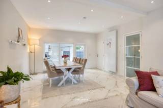 Cette maison semi-mitoyenne totalement et soigneusement rénovée est située dans une rue calme et allie confort, espace et une disposition pratique.En...