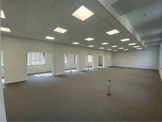 Prachtig voormalig klooster, gelegen in het stadscentrum van Aalst, werd door FICO omgetoverd naar een functioneel kantoorgebouw. Dit gebouw beschikt over 2.882 m² aan kantoorruimte verdeeld over een gelijkvloerse, eerste en tweede verdieping. Naast het gebouw is er ook een ruime parking die plaats biedt aan 62 auto’s.<br /><br />Het kantoorgebouw is gelegen in de Capucienenlaan vlakbij het stadscentrum van Aalst. Zowel het station van Aalst als de aansluiting op de autostrade (E40) zijn gesitueerd in de nabije omgeving van het kantoorgebouw.<br /><br />- Open ruimte<br />- Liften<br />- Tapijttegels<br />- Videofoon<br />- Binnentuin<br />- Afzonderlijke sanitair dames/heren<br />- Parkeerplaatsen