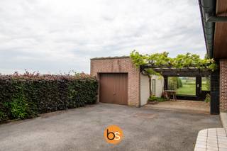 In het rustige en landelijke Sint-Eloois-Winkel, presenteren wij u deze charmante halfopen woning op een perceel van 1772 m².De woning beschikt over...