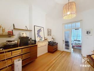 <p>SINT-GILLIS: Gelegen nabij het Park van Vorst en alle voorzieningen, mooi gelijkvloersappartement met 1 slaapkamer van ±117 m². Het appartement bestaat uit een inkomhal, een eetkamer van ±15 m², een slaapkamer van ±16 m², een woonkamer van ±11 m², een volledig uitgeruste keuken (oven, kookplaat, dampkap, koelkast, diepvriezer en vaatwasser), een terras van ±15 m² en een westelijk georiënteerde tuin van ±30 m². In de kelderverdieping bevinden zich een dressing van ±11 m², een toilet, een badkamer met douche en aansluiting voor een wasmachine, evenals een bureau van ±9 m². Kosten: voorschot van 40€/maand, inclusief de gemeenschappelijke delen en de afstand van verhaalverzekering. EPC: E+ Beschikbaar vanaf 01/11/2026.<br /><br /></p>
<p><u>Op het gelijkvloers:</u></p>
<ul>
<li>Inkomhal</li>
<li>Eetkamer ±15 m²</li>
<li>Slaapkamer ±16 m²</li>
<li>Woonkamer ±11 m²</li>
<li>Volledig uitgeruste keuken (oven, kookplaat, dampkap, koelkast, diepvriezer en vaatwasser)</li>
<li>Terras ±15 m²</li>
<li>Westelijk georiënteerde tuin ±30 m²</li>
</ul>
<p><u>In de kelderverdieping:</u></p>
<ul>
<li>Dressing ±11 m²</li>
<li>Toilet</li>
<li>Badkamer en douche met aansluiting voor een wasmachine</li>
<li>Bureau ±9 m²</li>
</ul>
<p><strong> </strong></p>