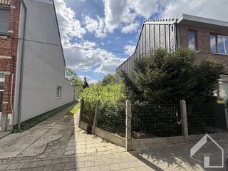 <p>Deze projectgrond in het centrum van Ranst, is geschikt voor het zetten van 3 units. Wel is het zo dat er een erfdienstbaarheid ten voordele van de buurman dient gegeven te worden. Op het gelijkvloers kan er gewerkt worden met een doorgang naar de parkeerplaatsen, en op de eerste en tweede verdieping mag de volledige breedte overbrugd worden. De perceeloppervlakte bedraagt 475m2, en er staat op dit ogenblik nog een garage op het perceel. Voor meer info: 0479/9 34 34 9 (Kristof)</p>