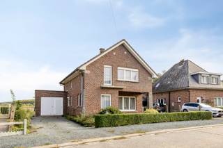 Op een sublieme landelijke locatie op de grens Asse/Affligem bevindt zich deze vrijstaande villa op een perceel van circa 6 are. De woning geniet van een bijzonder aangename en groene omgeving met prachtige vergezichten en biedt een uitstekende basis voor wie op zoek is naar een solide woning met heel wat renovatiepotentieel.
De woning beschikt op het gelijkvloers over een inkomhal met gastentoilet, een leefruimte en een keuken met rechtstreekse toegang tot het terras en de tuin. Verder bevinden zich op deze verdieping een badkamer en een inpandige garage.
Op de eerste verdieping zijn drie slaapkamers aanwezig. Daarnaast is er de mogelijkheid om hier een tweede badkamer in te richten, waardoor de woning perfect kan worden aangepast aan het hedendaagse wooncomfort. Een bergzolder zorgt voor bijkomende praktische opslagruimte.
Deze villa vormt het ideale renovatieproject voor wie op zoek is naar een degelijk gebouwde woning die, mits de nodige moderniseringswerken, kan worden omgevormd tot een prachtige en toekomstgerichte gezinswoning. De combinatie van de vrijstaande bebouwing, het mooie perceel en vooral de uitzonderlijk rustige ligging met groen en weidse vergezichten maakt dit een eigendom met bijzonder veel potentieel.
Meer info: Michael@immoaccenta.be