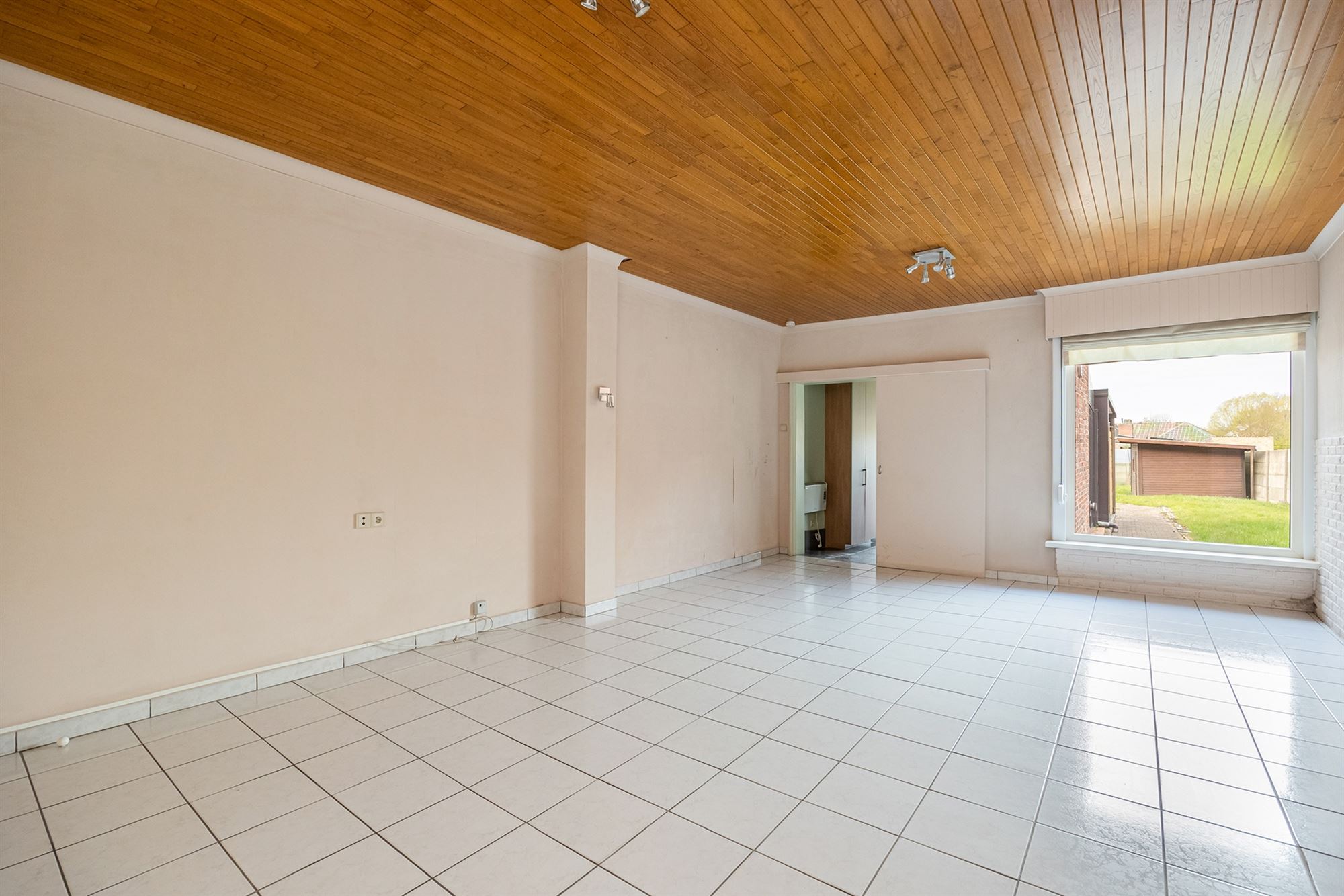 Gezinswoning met drie slaapkamers, garage en tuin - foto 4