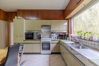 Rustig gelegen te renoveren open bebouwing op mooi perceel.<br /><br />In een aangename omgeving bevindt zich deze open bebouwing met 2 slaapkamers op een ruim perceel van 1538m². De woning biedt tal van mogelijkheden voor wie op zoek is naar een renovatieproject met potentieel.<br /><br />Dankzij de zuid gerichte tuin geniet het perceel van een ideale oriëntatie.<br /><br />De indeling is als volgt:<br />Gelijkvloers: inkomhal, woonkamer, nachthal, 2 slaapkamers, apart toilet, keuken, badkamer, inpandige garage<br />Bergzolder<br /><br />De woning is momenteel verhuurd.<br /><br />Algemeen:<br />- gunstige ligging<br />- groot perceel<br />- EPC F (renovatieplicht)<br />- beschikbaar mits in achtneming huurder<br /><br />Bekijk zeker de 360° rondgang via onze website (+ mogelijkheid tot opmeten en ontmeubelen).<br />Alle attesten zijn beschikbaar onderaan op onze website. <br />Voor meer info of een bezoek: 0472 22 22 88 of danielle@solittvastgoed.be.