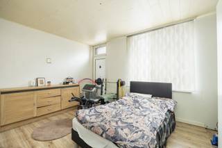 In Mol, vlakbij winkels, scholen en openbaar vervoer, ligt deze halfopen woning op een perceel met een aangename zuidwestoriëntatie. De straat...