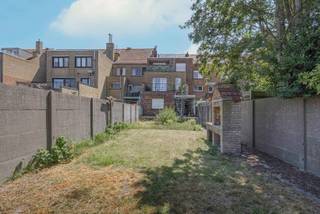 Bent U op zoek naar een ruim appartement op een centrale ligging in Knokke-Heist, waar comfort, praktische indeling en lage vaste kosten samenkomen? Dan is dit instapklare appartement in een kleinschalige residentie beslist een bezoek waard. Dankzij de doordachte indeling, drie volwaardige slaapkamers, een ruim terras en het privatieve gebruiksgenot van een stuk tuin biedt dit appartement een uitzonderlijke combinatie van ruimte en wooncomfort.<br /><br />Het appartement maakt deel uit van een residentie met slechts drie mede-eigenaars, waar er geen syndicus is aangesteld en u geniet van bijzonder lage gemeenschappelijke kosten. Bovendien werd het dak in 2024 volledig vernieuwd, waarbij nieuwe dakisolatie werd geplaatst en enkel het bestaande gebinte behouden bleef. In combinatie met de energiezuinige eigenschappen van het appartement vormt dit een belangrijke meerwaarde.<br /><br />De ligging is eveneens een absolute troef. U bevindt zich op wandelafstand van openbaar vervoer, winkels, scholen en andere dagelijkse voorzieningen. Ook parkeergelegenheid is ruim voorhanden in de directe omgeving. Appartementen met drie slaapkamers in deze prijsklasse en op deze locatie zijn bijzonder schaars, waardoor dit een interessante opportuniteit vormt, zowel voor eigen bewoning als investering.<br /><br />Indeling<br /><br />- Inkomhal,<br />- Ruime en lichtrijke leefruimte met gezellige zithoek,<br />- Volledig uitgeruste keuken voorzien van alle hedendaags comfort,<br />- Badkamer met douche, wastafel en toilet,<br />- Eerste ruime slaapkamer,<br />- Tweede slaapkamer,<br />- Masterbedroom,<br />- Ruim terras,<br />- Privatief gebruiksgenot van een stuk tuin op de gelijkvloerse verdieping,<br />- Private berging op dezelfde verdieping als het appartement,<br /><br />Bent U op zoek naar een ruim, energiezuinig appartement met lage vaste kosten en een uitstekende ligging in Knokke-Heist? Neem dan vandaag nog contact op met Maxim via 0477 06 03 30 of maxim@rhvastgoed.com voor meer informatie of een bezoek ter plaatse.