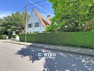 Charmante villa met 3 slpks (tot 6 slpks mogelijk), garage en tuin met zwembad op residentiële ligging te Roeselare!<br /><br /><strong>INDELING:<br /><u><em>Gelijkvloers:</em></u></strong><br />Ruime inkomhal - gezellige living met open haard - kwalitatief afgewerkte eetkamer met houtcassette en veel inbouwkasten (Afgewerkt in samenspraak met binnenhuisarchitect) - ingerichte keuken (O.a. met gasfornuis, dampkap, dubbele spoelbak, frigo én vaatwasmachine - bureel (met inbouwkasten) - berging - ruime kelder (met voorzieningen voor wasmachine en droger) - afzonderlijk gastentoilet (met lavabo) - volledig aangelegde tuin met ruim zonneterras, ZWEMBAD en jacuzzi.<br /><br /><u><em><strong>Eerste verdieping:</strong></em></u><br />Nachthal met inbouwkasten - NIEUWE badkamer (O.a. met dubbel lavabomeubel, hangtoilet en inloopdouche) - 3 RUIME slaapkamers.<br /><br /><u><em><strong>Tweede verdieping:</strong></em></u><br />Zolderruimte: Eventueel 3 extra slaapkamers mogelijk.<br /><br /><u><strong>Opmerkingen:</strong></u><br />- Afgewerkt met kwalitatieve materialen: Massief parket in living en op de eerste verdieping...<br />- Centraal stofzuigsysteem aanwezig (Met nieuwe motor).<br />- Regenwaterput aanwezig.<br />- Waterverzachter aanwezig.<br />- NIEUWE cv-installatie op aardgas.<br />- Vloerverwarming aanwezig in de woonkamer.<br />- Ramen reeds vernieuwd (DUBBELE beglazing).<br />- Keuken en bureel werden destidjs ingericht door Obumex.<br />- Ledverlichting aanwezig.<br />- ALLE GORDIJNEN en VERLICHTINGSARMATUREN blijven hangen!<br />- NIEUWE badkamer aanwezig.<br />- Alarminstallatie aanwezig.<br />- ZWEMBAD aanwezig (6m diameter) met warmtepomp.<br />- Eventueel mogelijkheid om extra garage/bijgebouw te bouwen achteraan in de tuin.<br /><br />Zeer INTERESSANTE villa op TOPligging te Roeselare! Aarzel zeker niet om ons te contacteren voor verdere info en/of een bezoek  ter plaatse: 051/817.817 - info@centro.be.