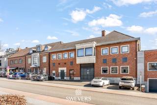 Interesse? Meer informatie op www.SWEVERS.be. - In de Dr. Vanderhoeydonckstraat 22-22a in Lummen ontdek je een uniek eigendom waar wonen en...